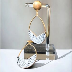 REED HOUSE OF JEWELS White and Black Faux Snakeskin Paddle Earrings.  New